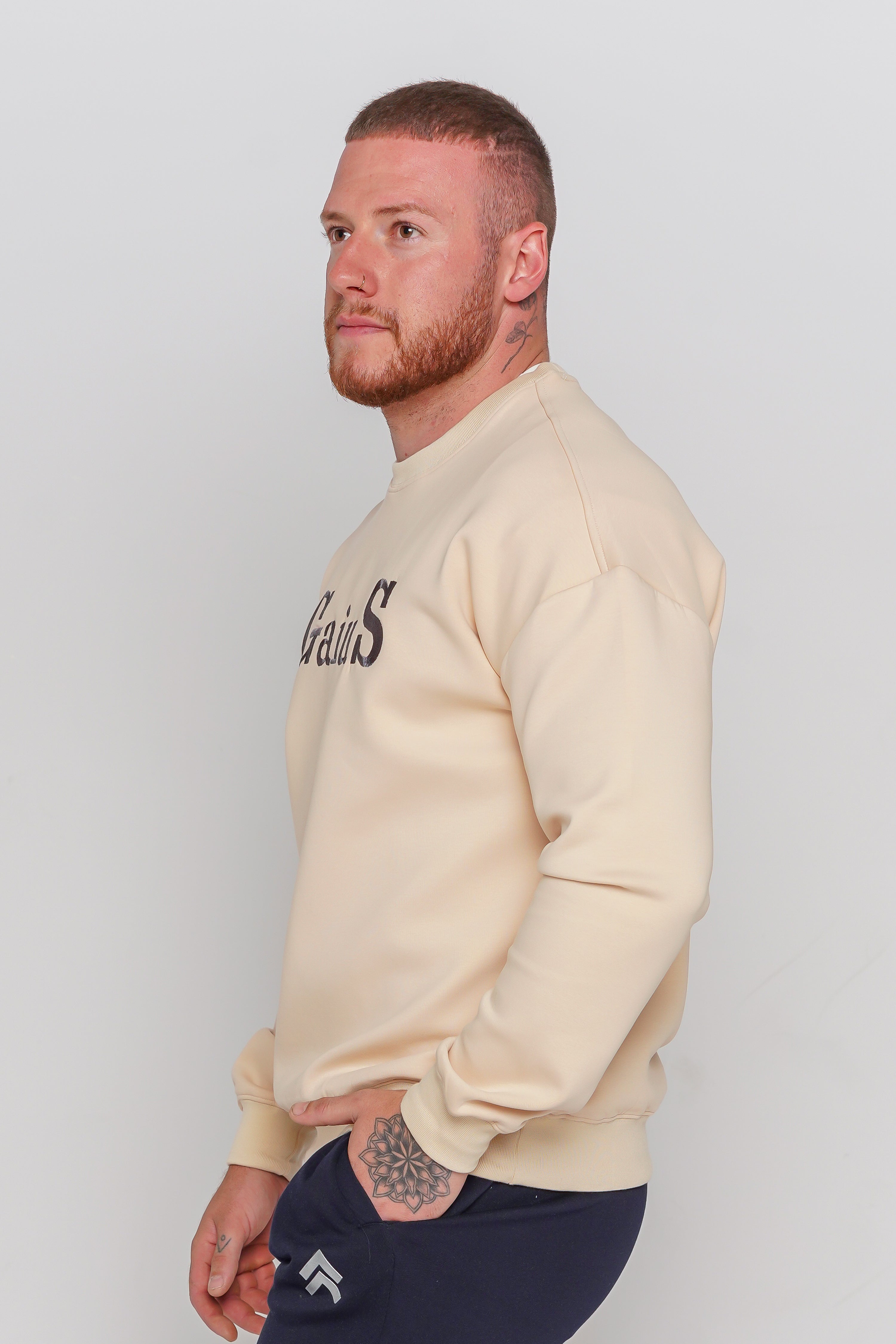 Dynamic men sweater.